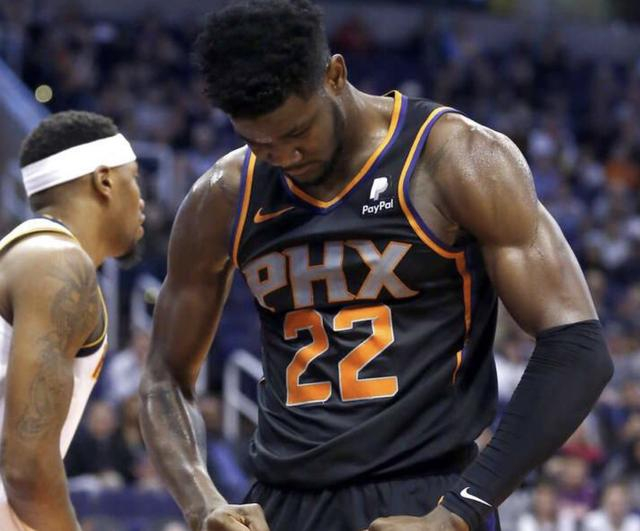 新疆队碾压灰熊,布克点燃赛场 新疆队碾压灰熊,布克点燃赛场