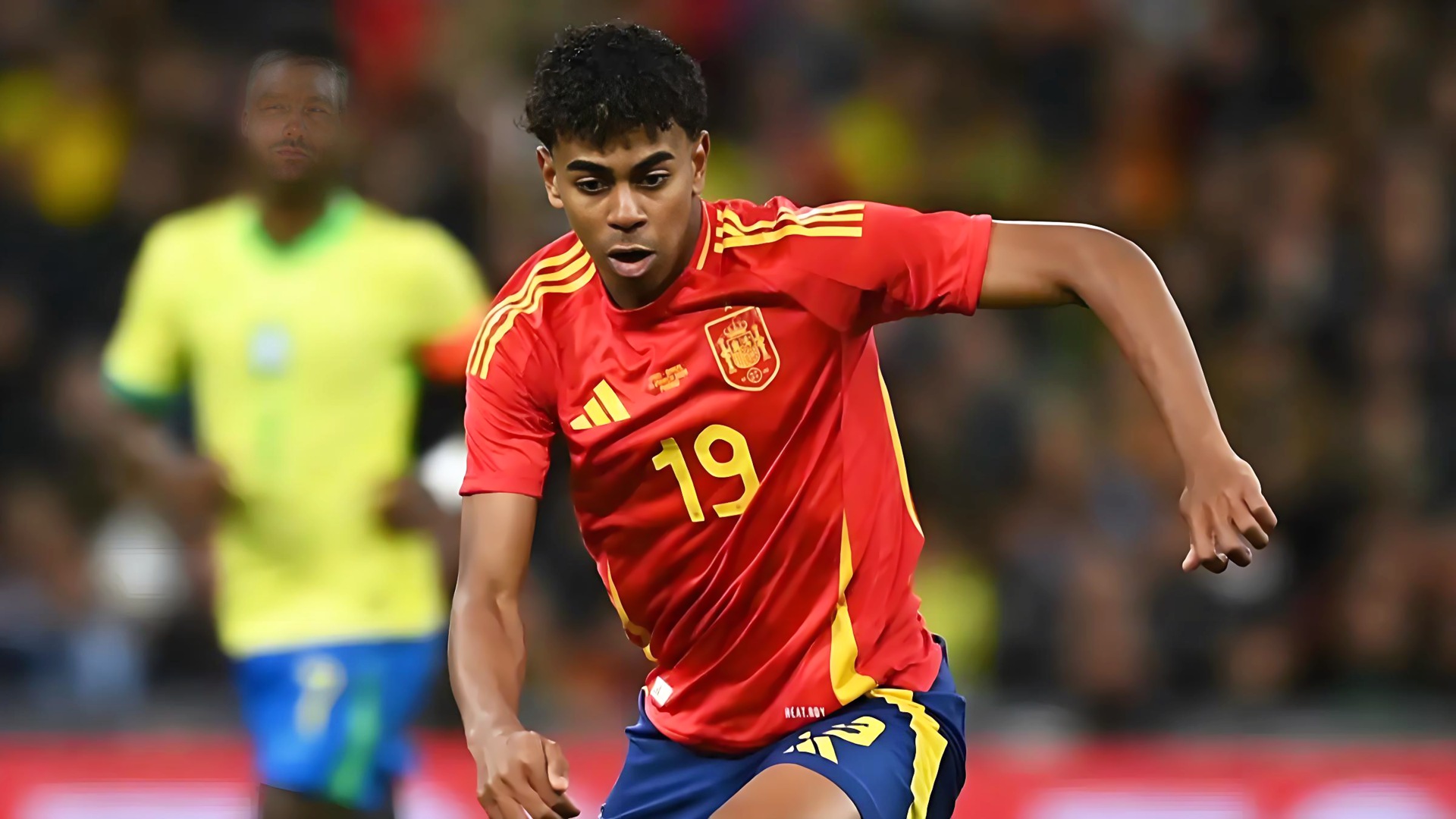 精彩足球比赛让人们热情高涨，搏击冠军荣耀